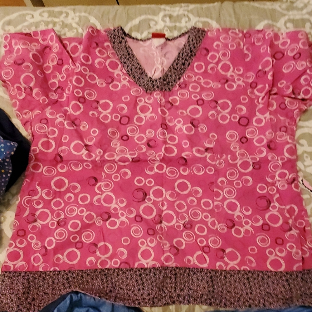 Scrub top with pockets on the sides like a jacket